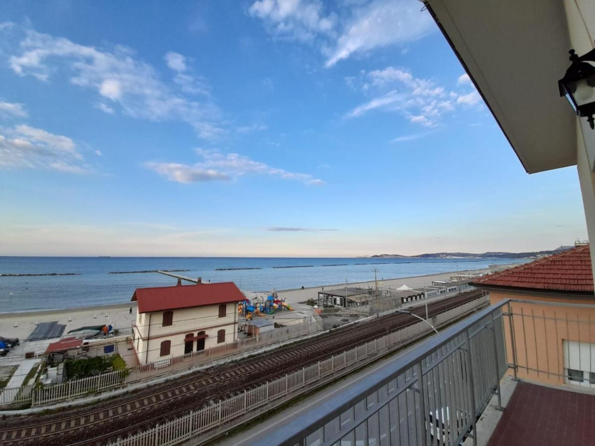 Appartamento Fronte Mare Falconara Marittima Ngoại thất bức ảnh